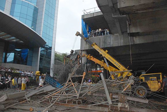 9injuredasbridgecollapsesinmumbai